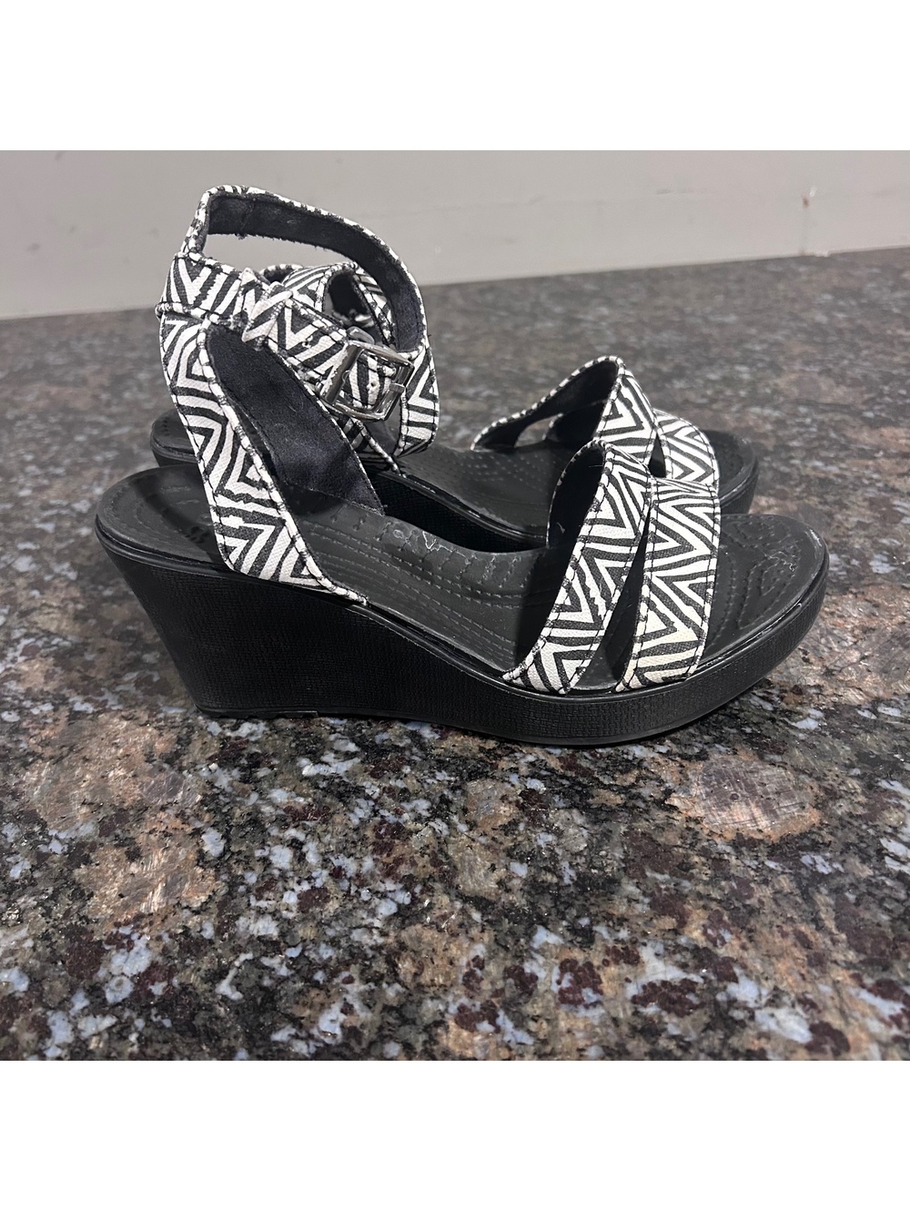 Crocs A-Leigh Wedge Sandals Womens Sz 6 Black White Geometric Chevron 15313